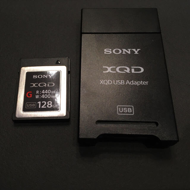 SONY(ソニー)のソニー　XQDカード　128GB+カードリーダー スマホ/家電/カメラのスマホ/家電/カメラ その他(その他)の商品写真