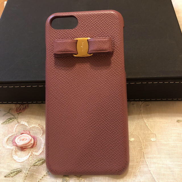 Salvatore Ferragamo(サルヴァトーレフェラガモ)のフェラガモ iPhone携帯ケース iPhone7/8ケースお値下げしました！ スマホ/家電/カメラのスマホアクセサリー(iPhoneケース)の商品写真