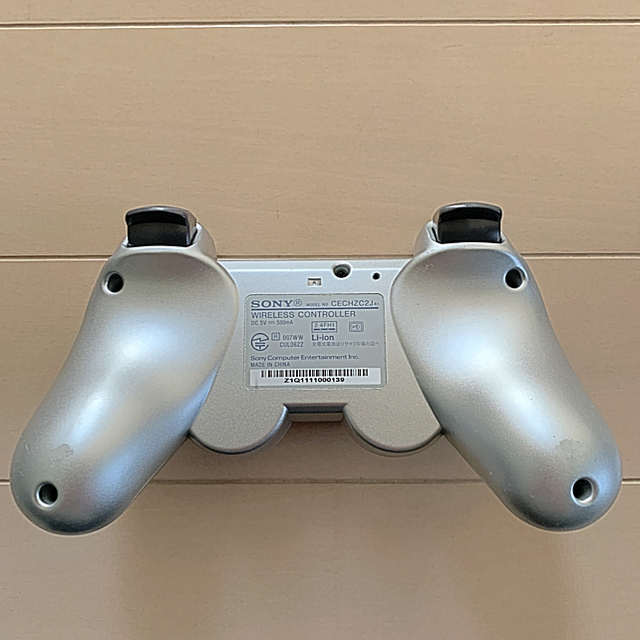 PlayStation3(プレイステーション3)の美品 SONY PS3 純正 コントローラー DUALSHOCK3 銀 エンタメ/ホビーのゲームソフト/ゲーム機本体(家庭用ゲーム機本体)の商品写真
