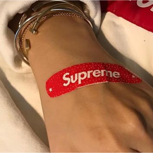 Supreme(シュプリーム)のsupreme ボックスロゴステッカー 絆創膏 セット 自動車/バイクのバイク(ステッカー)の商品写真