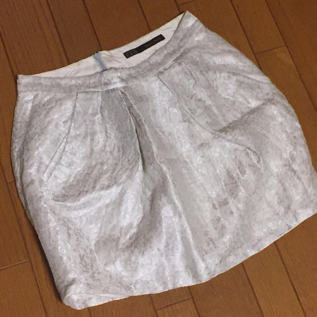 ZARA(ザラ)のZARA 白シルバースカート レディースのスカート(ミニスカート)の商品写真