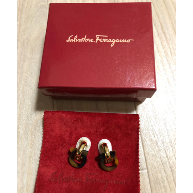 Salvatore Ferragamo(サルヴァトーレフェラガモ)のフェラガモ ガンチーニ　イヤリング              正規品　美品！ レディースのアクセサリー(イヤリング)の商品写真