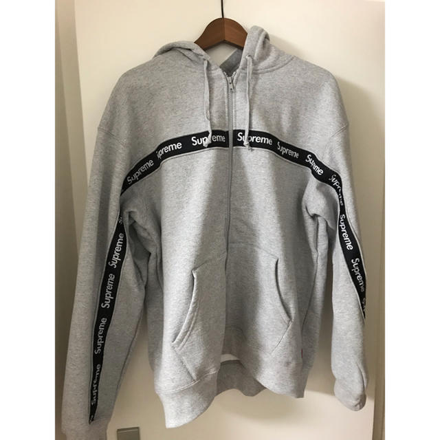 春夏新作の supreme®︎ / Text Stripe Zip Up Hooded -パーカー