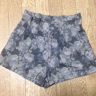 ミスティウーマン(mysty woman)のクラシック花柄ショートパンツ(ショートパンツ)