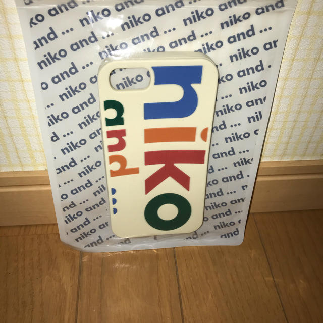 niko and...(ニコアンド)のniko and… iPhoneケース スマホ/家電/カメラのスマホアクセサリー(iPhoneケース)の商品写真