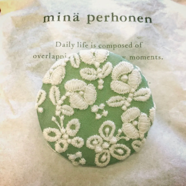 mina perhonen(ミナペルホネン)のミナペルホネン  ブローチ　正規品　新品未使用 レディースのアクセサリー(ブローチ/コサージュ)の商品写真