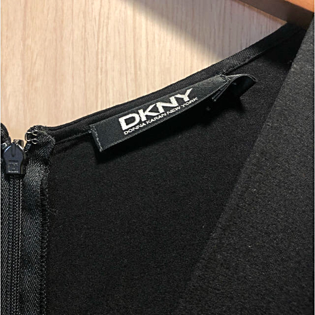 DKNY(ダナキャランニューヨーク)の☆新品☆DKNY 黒カットソー＆オフホワイトサテンスカート切替ワンピース6号 レディースのワンピース(ひざ丈ワンピース)の商品写真