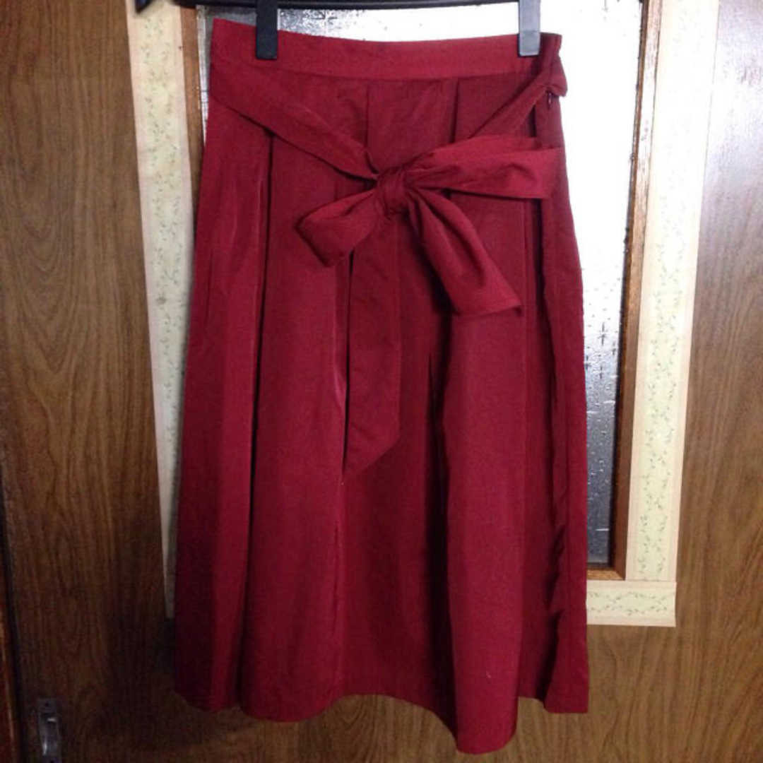 MERCURYDUO(マーキュリーデュオ)のMERCURYDUO タフタタックギャザースカート　レッド　赤 レディースのスカート(ひざ丈スカート)の商品写真