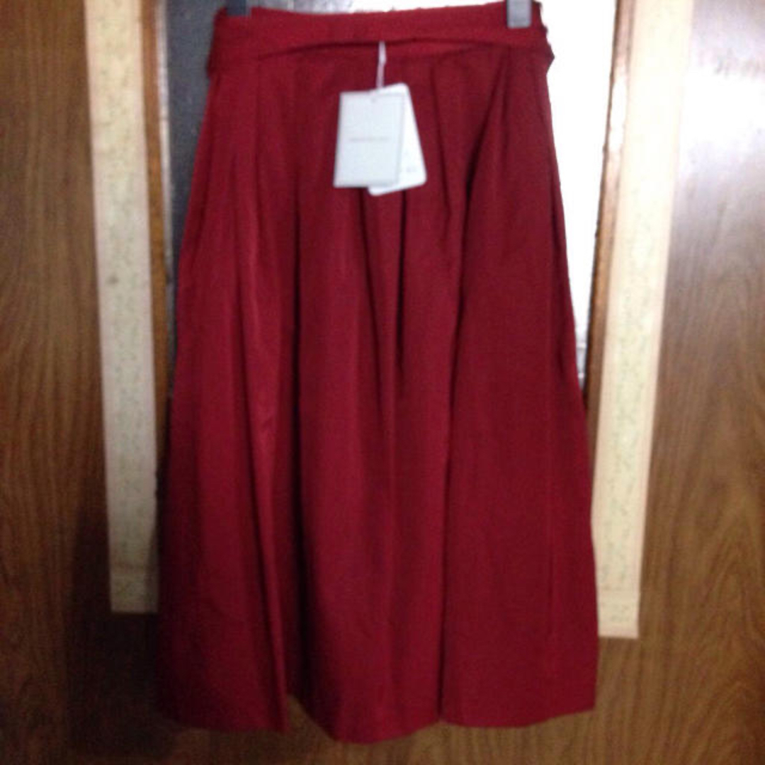 MERCURYDUO(マーキュリーデュオ)のMERCURYDUO タフタタックギャザースカート　レッド　赤 レディースのスカート(ひざ丈スカート)の商品写真