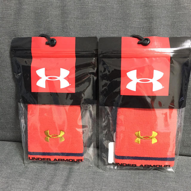 UNDER ARMOUR(アンダーアーマー)の【未使用】アンダーアーマー リストバンド 赤色 2セット メンズのアクセサリー(バングル/リストバンド)の商品写真