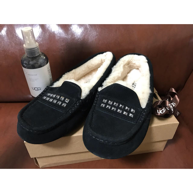 UGG(アグ)のUGG アンスレーデコスタッズ モカシンムートン ブラック 24cm レディースの靴/シューズ(スリッポン/モカシン)の商品写真