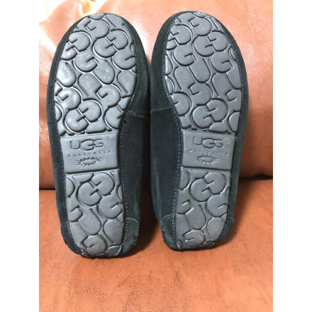 UGG(アグ)のUGG アンスレーデコスタッズ モカシンムートン ブラック 24cm レディースの靴/シューズ(スリッポン/モカシン)の商品写真