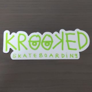 クルキッド(KROOKED)の「縦5.7cm横15.3cm」ＫＲＯＯＫＥＤ ステッカー(スケートボード)