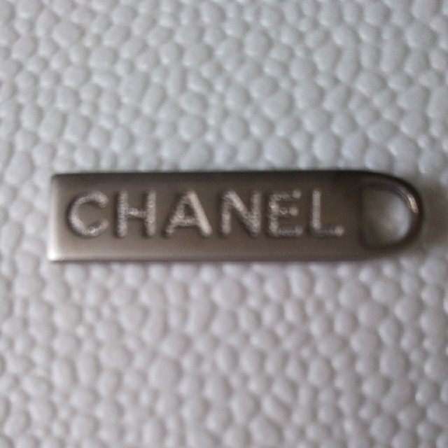 CHANEL(シャネル)のCHANEL　ファスナー取っ手金具　シルバー　美品です。 レディースのファッション小物(財布)の商品写真