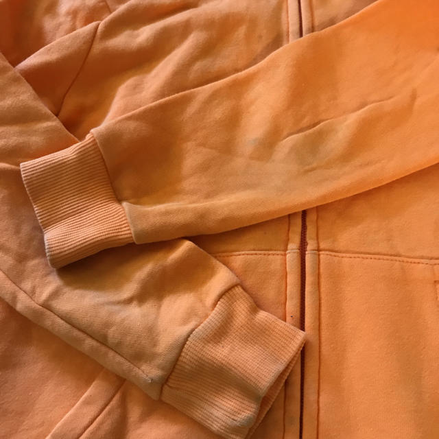 H&M(エイチアンドエム)のH&M パーカー オレンジ〈122/128〉 キッズ/ベビー/マタニティのキッズ服男の子用(90cm~)(ジャケット/上着)の商品写真