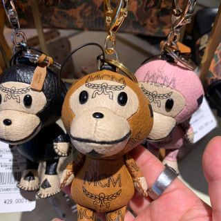 アベイシングエイプ(A BATHING APE)のMCM BAPE KEY CHAIN BROWN キーチェーン　(その他)