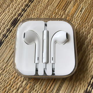 アップル(Apple)のIPhone イヤホン(ヘッドフォン/イヤフォン)