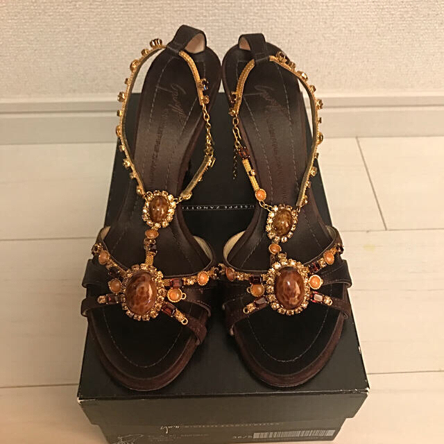 GIUZEPPE ZANOTTI(ジュゼッペザノッティ)のテキポキさん専用ザノッティ ビジュ サンダル ブラウン 36.5 レディースの靴/シューズ(ハイヒール/パンプス)の商品写真