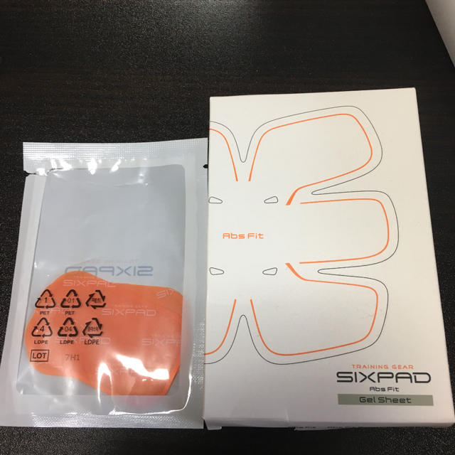 SIXPAD(シックスパッド)のSIXPAD Abs Fit2 一式、高伝導ジェルシート8枚(純正品) スポーツ/アウトドアのトレーニング/エクササイズ(トレーニング用品)の商品写真