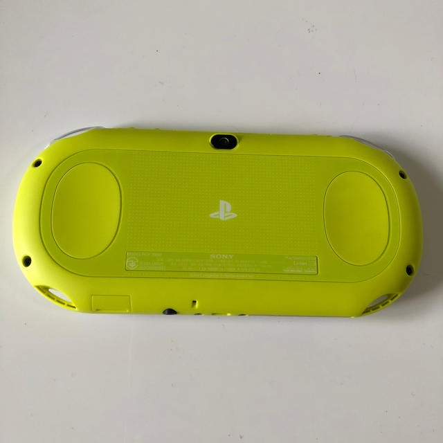 PlayStation Vita(プレイステーションヴィータ)のPlayStationVita(PCH-2000)(中古)(傷あり)(送料込み) エンタメ/ホビーのゲームソフト/ゲーム機本体(携帯用ゲーム機本体)の商品写真