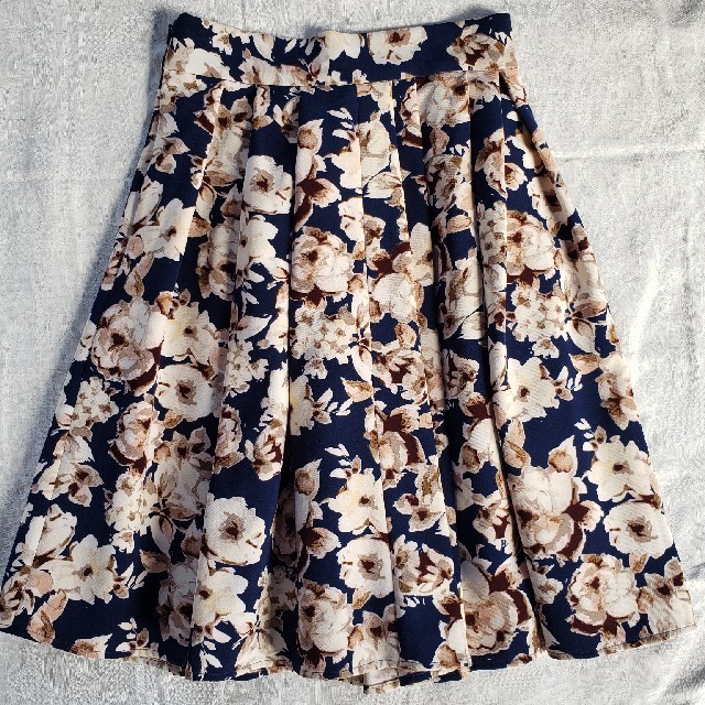 MERCURYDUO(マーキュリーデュオ)のMERCURYDUO　花柄　スカート レディースのスカート(ひざ丈スカート)の商品写真