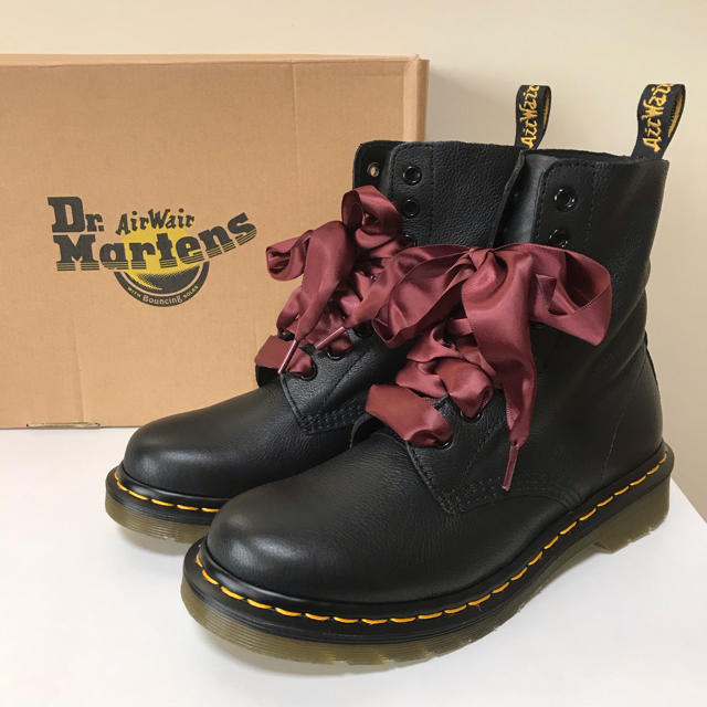 Dr.Martens(ドクターマーチン)の新品 Dr.マーチン 1460 パスカル バージニアレザー 8ホール ブーツ 黒 レディースの靴/シューズ(ブーツ)の商品写真