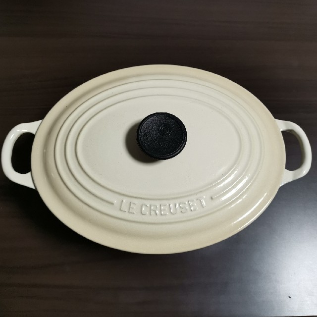 LE CREUSET(ルクルーゼ)の未使用！　ル・クルーゼ　ココット　オーバル　23cm インテリア/住まい/日用品のキッチン/食器(鍋/フライパン)の商品写真