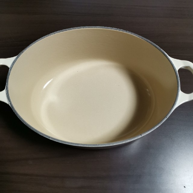 LE CREUSET(ルクルーゼ)の未使用！　ル・クルーゼ　ココット　オーバル　23cm インテリア/住まい/日用品のキッチン/食器(鍋/フライパン)の商品写真