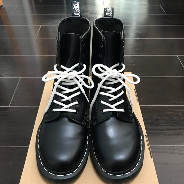 Dr.Martens(ドクターマーチン)の正規品 ドクターマーチン 日本限定 ホワイトステッチ 8ホール ブーツ ブラック レディースの靴/シューズ(ブーツ)の商品写真