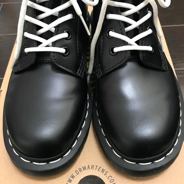 Dr.Martens(ドクターマーチン)の正規品 ドクターマーチン 日本限定 ホワイトステッチ 8ホール ブーツ ブラック レディースの靴/シューズ(ブーツ)の商品写真