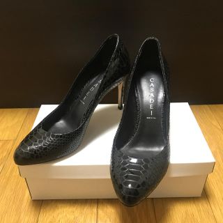 イエナ(IENA)のCASADEI 黒エナメルパンプス(未使用)(ハイヒール/パンプス)