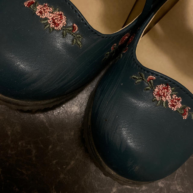 F i.n.t(フィント)の【F i.n.t】花刺繍パンプス レディースの靴/シューズ(ハイヒール/パンプス)の商品写真
