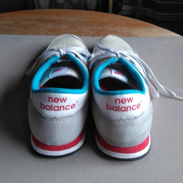 New Balance(ニューバランス)のニューバランスの、23.5㌢450㌘スニーカー、白青グレー赤、420シリーズ レディースの靴/シューズ(スニーカー)の商品写真