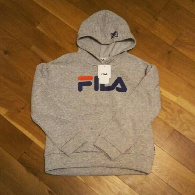 FILA(フィラ)の女の子130㎝ FILAトレーナーフード付き【値下げしました】 キッズ/ベビー/マタニティのキッズ服女の子用(90cm~)(Tシャツ/カットソー)の商品写真