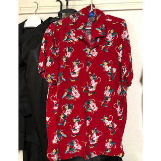 ディズニー(Disney)のディズニー　公式　シャツ　レッド　赤　(シャツ)