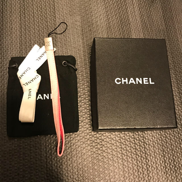 CHANEL(シャネル)のシャネル　携帯　ストラップ ハンドメイドのスマホケース/アクセサリー(スマホストラップ/チャーム)の商品写真