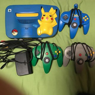 ニンテンドウ64(NINTENDO 64)の任天堂64本体　ピカチュウ　＋コントローラー、コントローラーパック(家庭用ゲーム機本体)