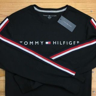 トミーヒルフィガー(TOMMY HILFIGER)の新品【メンズL】★トミー★両袖ライン入り！ロゴプリント長袖Ｔシャツ/黒(Tシャツ/カットソー(七分/長袖))