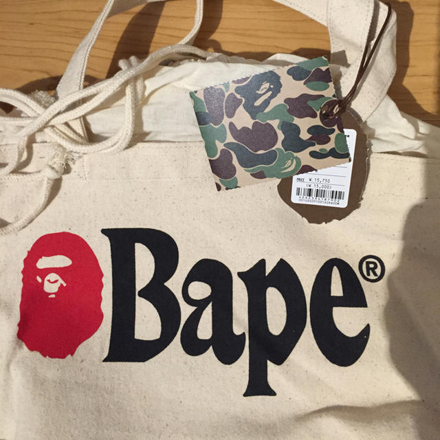 A BATHING APE(アベイシングエイプ)のA BATHING APE  キャンバストートバッグ　新品　未使用　オフホワイト メンズのバッグ(トートバッグ)の商品写真