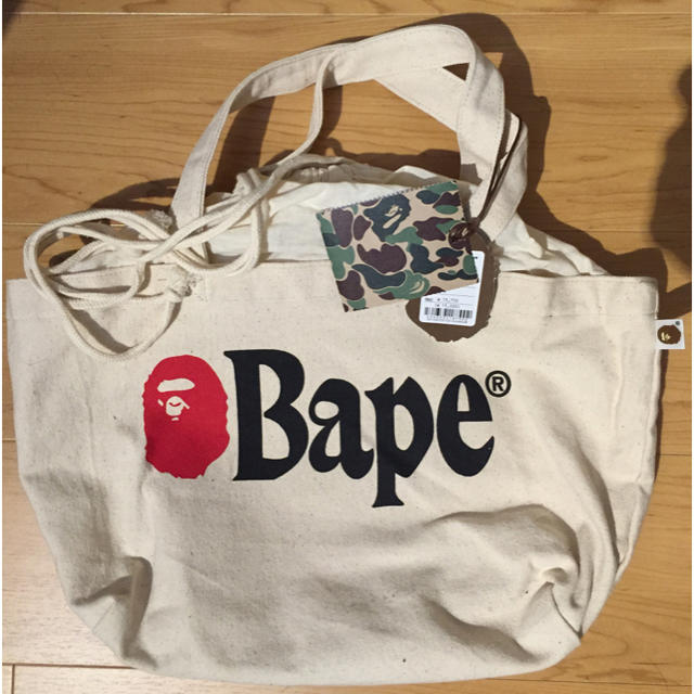 A BATHING APE(アベイシングエイプ)のA BATHING APE  キャンバストートバッグ　新品　未使用　オフホワイト メンズのバッグ(トートバッグ)の商品写真