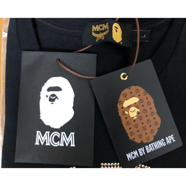 A BATHING APE(アベイシングエイプ)のMCM × BAPE RHINESTONE COLLEGE TEE Tシャツ L メンズのトップス(Tシャツ/カットソー(半袖/袖なし))の商品写真