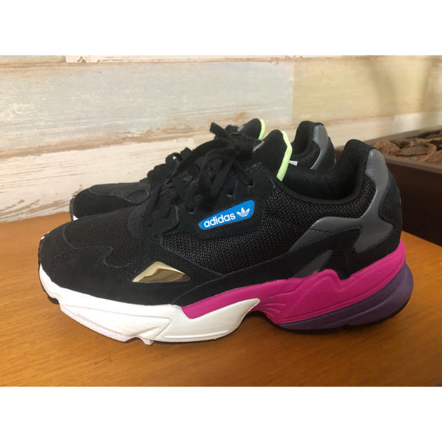 adidas(アディダス)の新品 24㎝ adidas アディダス FALCON W ファルコン W  レディースの靴/シューズ(スニーカー)の商品写真