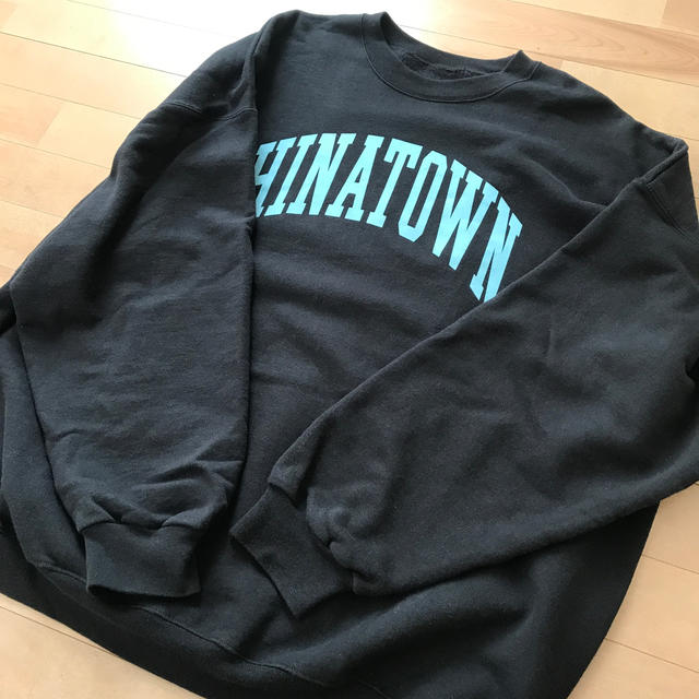 アパルトモン CHINATOWN MARKET Crew Sweat カーキ-