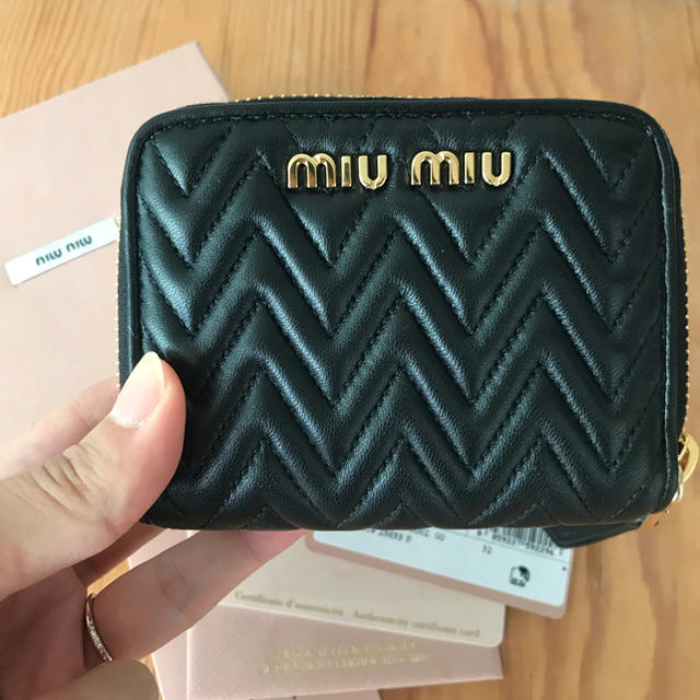 新品 ☆ ミュウミュウ ☆ ミニ財布miumiu