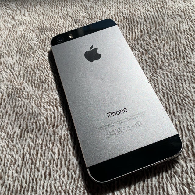 Apple(アップル)のiPhone 5s スペースグレイ (au 16GB) スマホ/家電/カメラのスマートフォン/携帯電話(スマートフォン本体)の商品写真