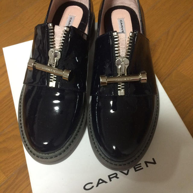 CARVEN(カルヴェン)のCARVEN フロントジップローファー レディースの靴/シューズ(ローファー/革靴)の商品写真