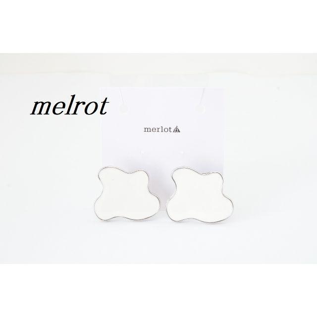 merlot(メルロー)の【S165】merlot メルロー 変形 ピアス ホワイト レディースのアクセサリー(ピアス)の商品写真