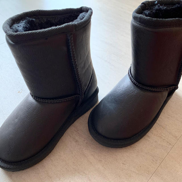 UGG(アグ)の【新品】キッズ　防水　ムートンブーツ　16cm キッズ/ベビー/マタニティのキッズ靴/シューズ(15cm~)(ブーツ)の商品写真