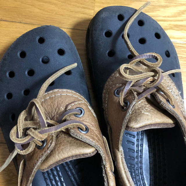 crocs(クロックス)のSA様専用　M4W6  レザーとゴム　　23センチくらいでしょうか レディースの靴/シューズ(サンダル)の商品写真