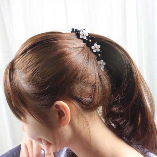 MARY QUANT(マリークワント)のモノトーン フラワー バナナクリップ レディースのヘアアクセサリー(バレッタ/ヘアクリップ)の商品写真